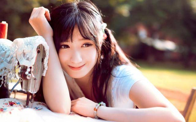 塔罗牌占卜:花开时节,你的暧昧会升级为爱情吗?