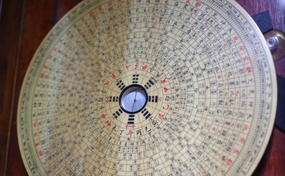 怎样用罗盘看墓地风水 罗盘的正确使用方法