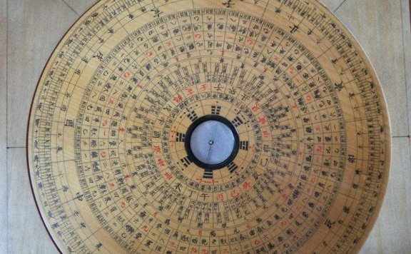 怎样用罗盘看坟地风水