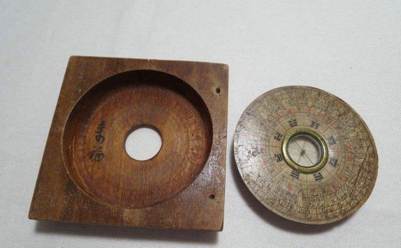 罗盘上的珠宝与火坑线