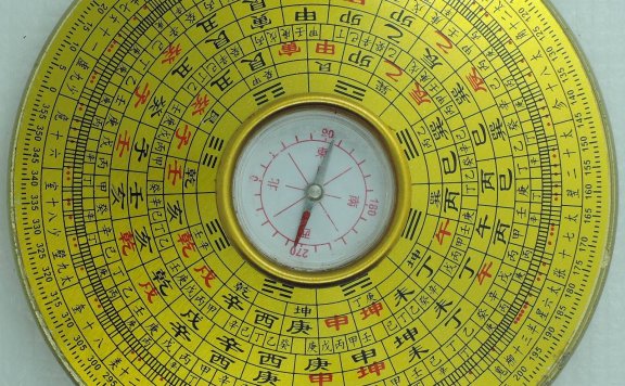 如何看风水罗盘？如何使用风水罗盘看房子的坐向