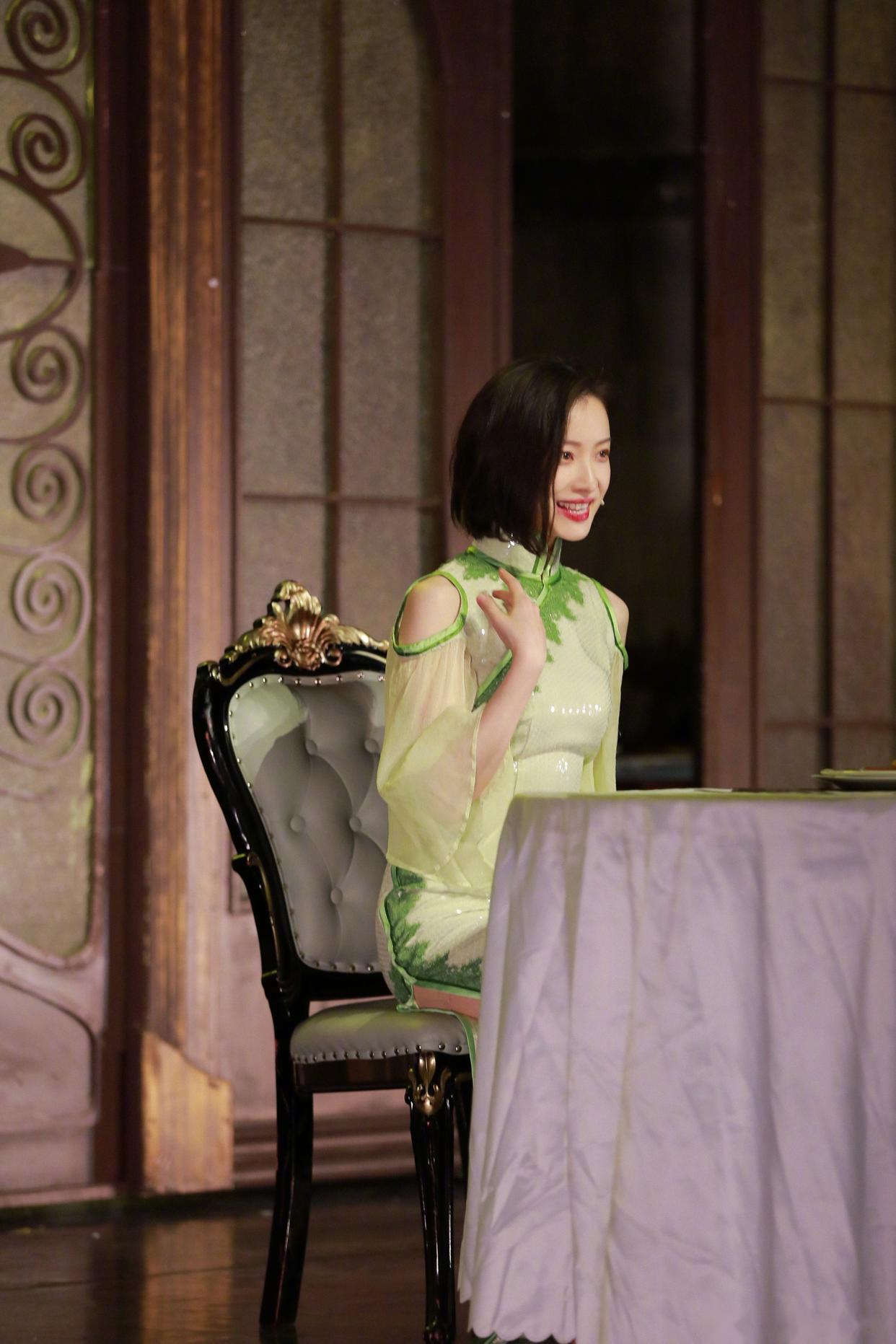 嗓音太甜，倪妮钢琴弹唱《香格里拉》泪洒舞台