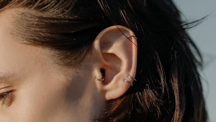 没有耳垂的人真的难聚财吗？