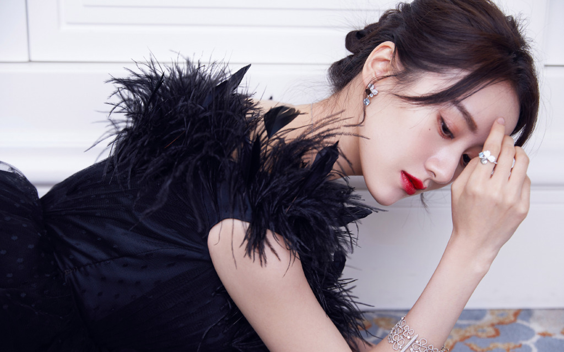 塔罗牌占卜：他是在原地等你，还是另寻新欢了？