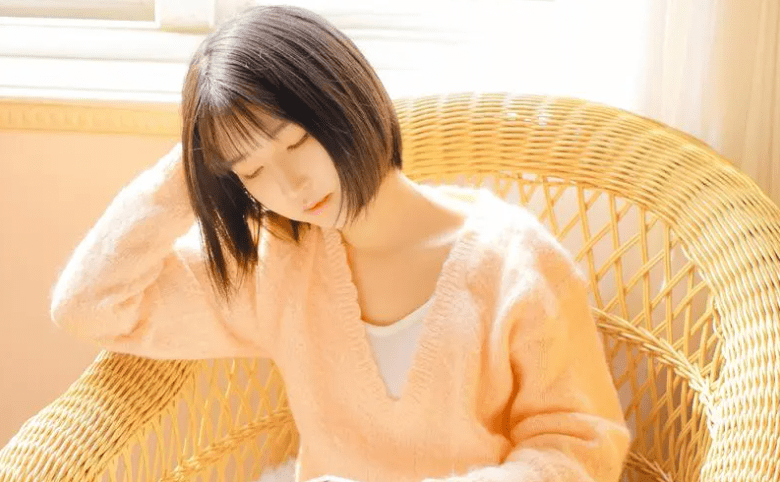 塔罗牌占卜：你心心念念的他在和别人暧昧吗？